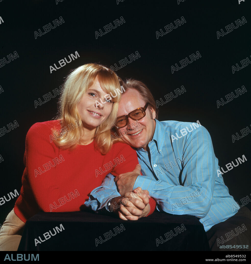 1971.. MARIE GÖRANZON OCH JAN MALMSJÖ Liknande bild publ i RiR 1-2/71-72, omslag, inför NYÅRSTRÄFFEN med Lasse Holmqvist. Sänt första gången 1971-12-31. Hålla handen Omslingrade CD557 persons: MARIE GÖRANZON;JAN MALMSJÖ sites: SVERIGE.