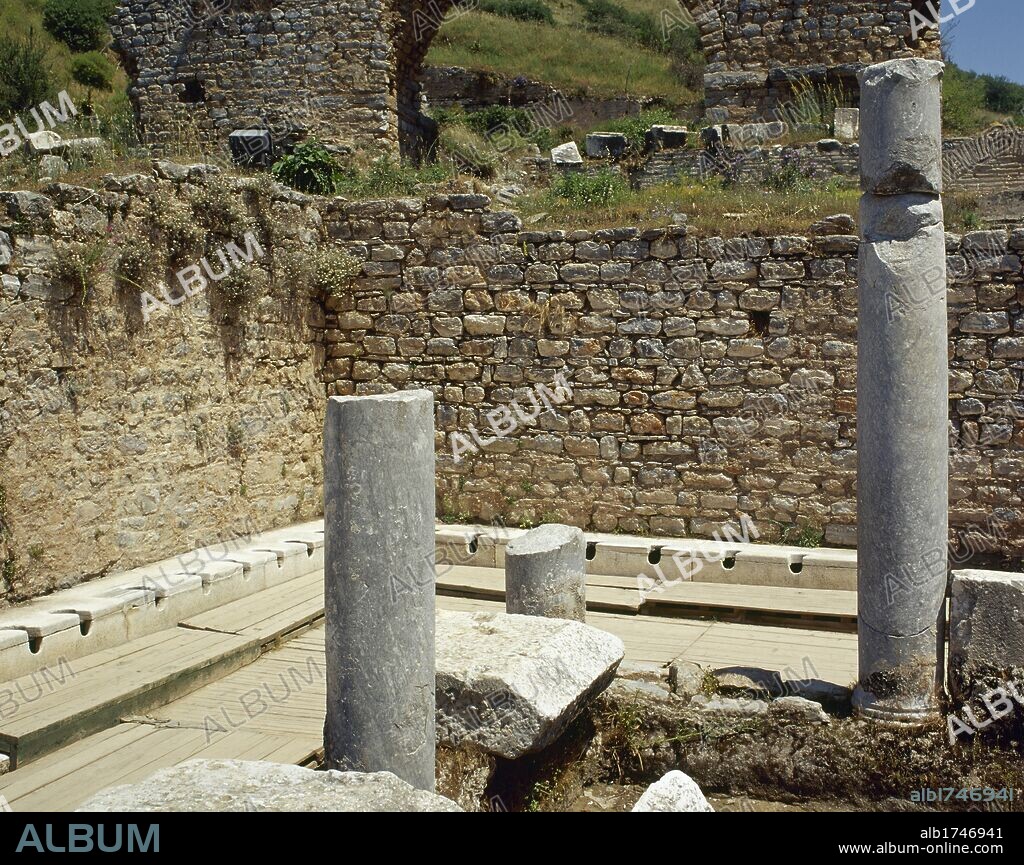 ARTE ROMANO. TURQUIA. LETRINAS PUBLICAS de la ciudad de EFESO. Fechadas en el siglo I d. C. RETRETES alineados en fila. EFESO. Península Anatólica.