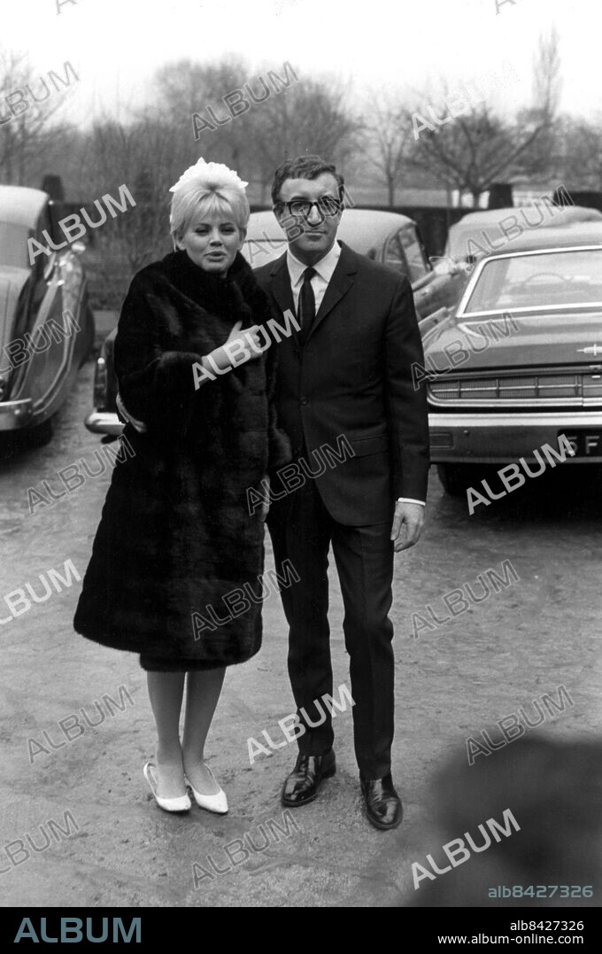 Surrey, UK, 19640220 . Peter Sellers (38) marries swedish actress Britt Ekland (21). Foto: Scanpix code 20360.