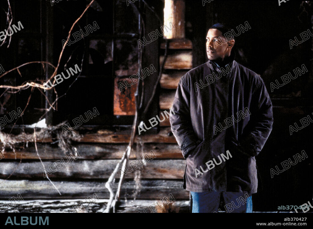 DENZEL WASHINGTON en FALLEN, 1998, dirigida por GREGORY HOBLIT. Copyright WARNER BROTHERS.