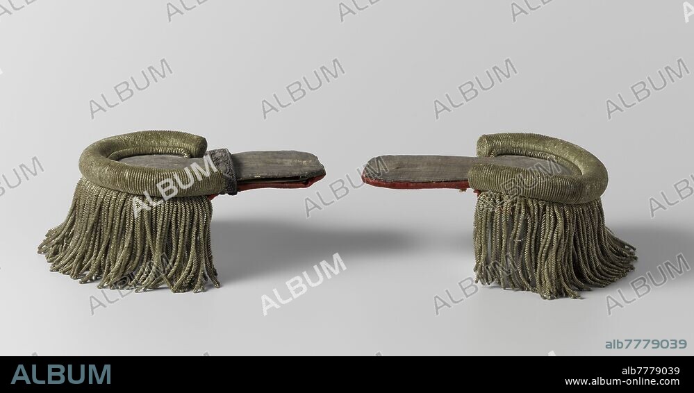 Epaulettes from Jhr. Hoeufft, captain at the Archery Department in 1830/32 Pair of epaulettes for a captain of the militia militia, c. 1830-1832, Pair of epaulettes consisting of a tongue of silvergalon. A sliding passer is mounted over one of the tongues, consisting of an embroidery of silver thread and sequins. With a lining of dark blue sheet. Silver frills hanging on the leaves. Undersides lined with red cloth, on which four remnants of labels with partly readable text: in the ... street ... holy road ... van den Broecke ... makes and sells all kinds of military ornaments etc. etc. in Amsterdam., Netherlands, Jacob Pompejus Hoeufft van Velsen and Santpoort (1779-1835), anonymous, c. 1830 - c. 1832, silver thread, cloth, paper, l 17 cm l 7 cm.