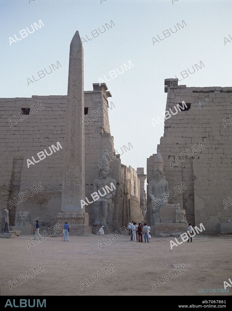PRIMER PILON VISTA FRONTAL CON EL OBELISCO DE RAMSES II-REMESEUM- - FOTO AÑOS 80.