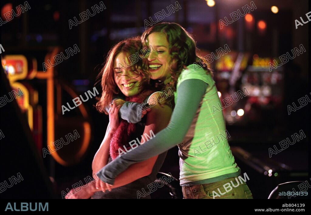 LENA HEADEY y PIPER PERABO en ROSAS ROJAS, 2005 (IMAGINE ME & YOU), dirigida por OL PARKER. Copyright BBC FILMS.