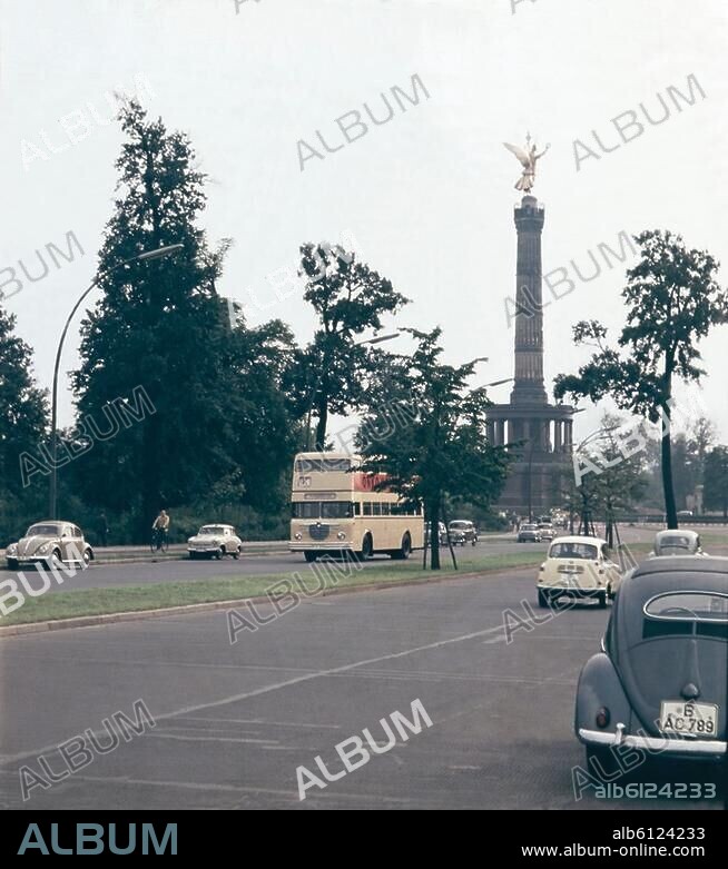 Berlin-Tiergarten, Siegessäule (1864-73 nach Entwurf von J. H. Strack auf der Siegesallee errichtet, 1939 zum Großen Stern verlegt).-Blick vom Spreeweg Richtung Großer Stern und Siegessäule.-Foto, undat. (um 1958).