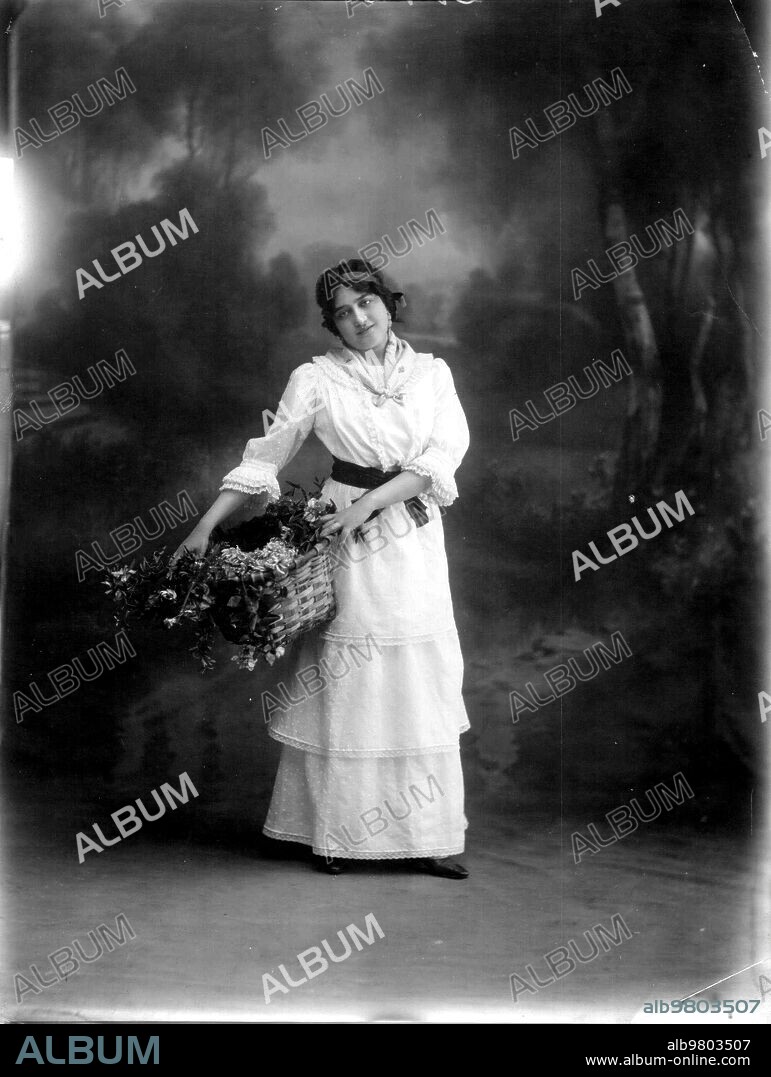 March 1913. An Argentine work in Comedy. Miss Pérez de Vargas in Mr. García Velloso's comedy "Fruta Picada".