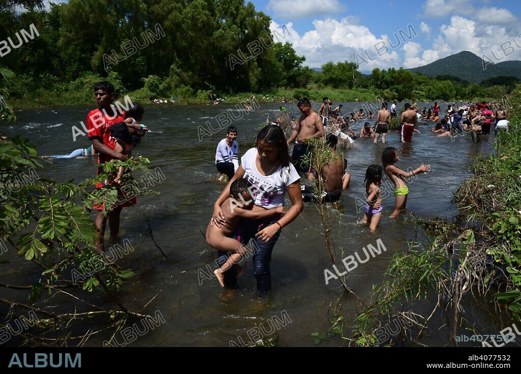 October 25, 2018 - Mapastepec, Chiapas, Mexico - Honduran migrants take a bath in the river, after reaching the city of Pijijiapan Thursday. A caravan of thousands of Honduran migrants continued their trek crossing Mexico, toward the USA. (Credit Image: © Miguel Juarez Lugo/ZUMA Wire). 25/10/2018