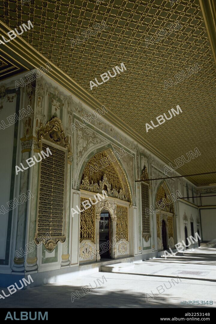 ARTE ISLAMICO-ESTILO OTOMANO. PALACIO DE TOPKAPI (TOPKAPI SARAYI). Residencia de los sultanes entre 1462 y 1853. Vista parcial del DIVAN. ESTAMBUL.