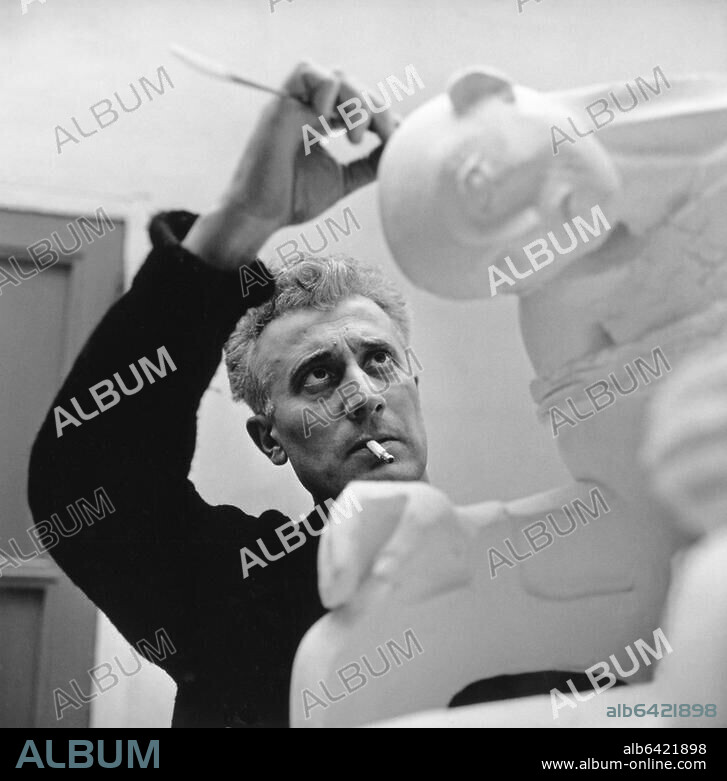 VOLTIGERNO ANTONIUCCI. Volti, Antoniucci; franz. Bildhauer ital. Abstammung; Albano 01.01.1915-Paris 14.12.1989.-Antoniucci Volti bei der Arbeit im Atelier.-Foto, undat. (um 1960?).