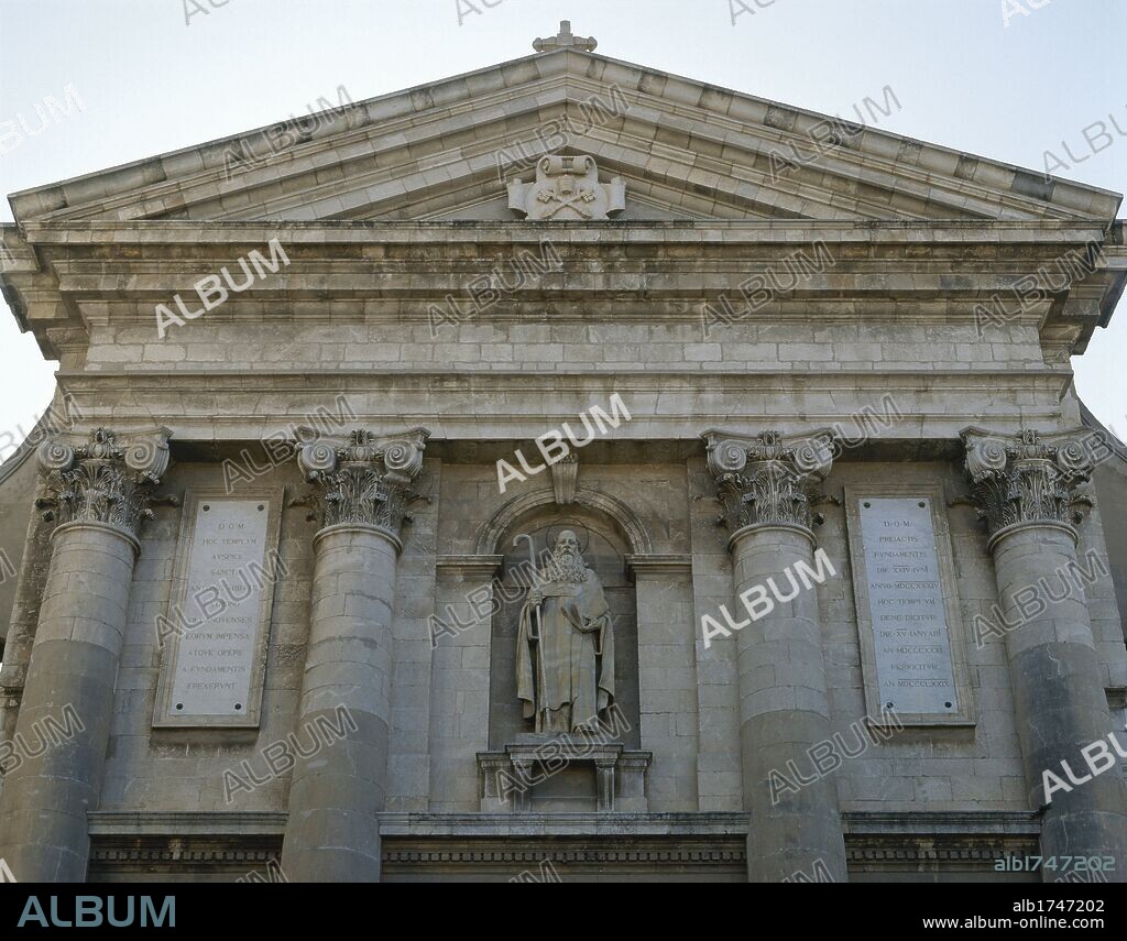 IGLESIA DE SANT ANTONI ABAT. Construída entre 1734 y 1771. Fachada neoclásica tardía (1876) con columnas corintias y frontispicio triangular. Detalle de la parte superior de la fachada. VILANOVA I LA GELTRU. Comarca del Garraf. Provincia de Barcelona. Cataluña.