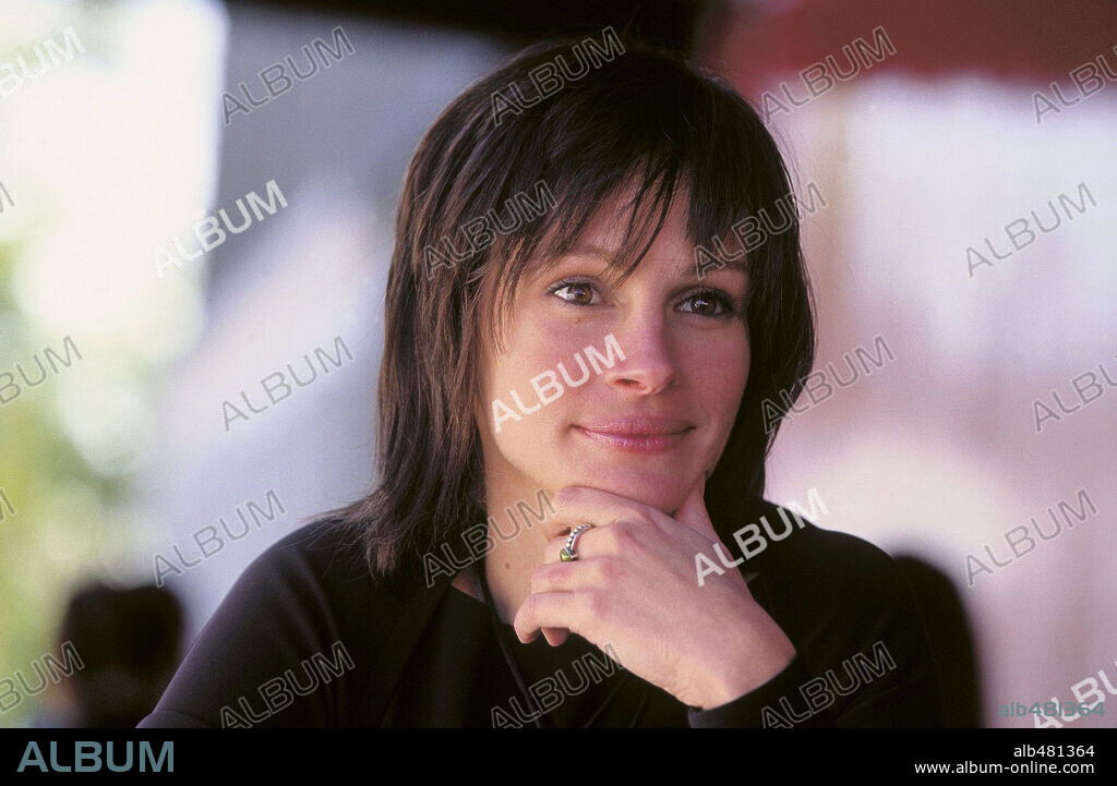 JULIA ROBERTS in FULL FRONTAL, 2002, directed by STEVEN SODERBERGH. Copyright MIRAMAX.