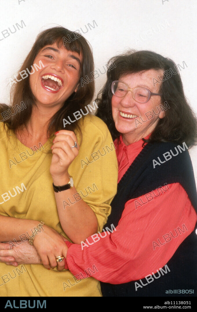 Katja Bienert, German actress, with grandmother Anneliese Gutkind in Berlin, Germany 1988. (original german headline: Katja Bienert).