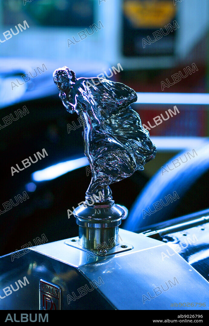 The 'Phantom 1' was Rolls-Royce's replacement for the original Silver Ghost. Introduced as the New Phantom in 1925, the Phantom had a larger engine than the Silver Ghost and used pushrod-operated overhead valves instead of the Silver Ghost's side valves. The Phantom was built in Derby in England and in Springfield, Massachusetts in the United States.