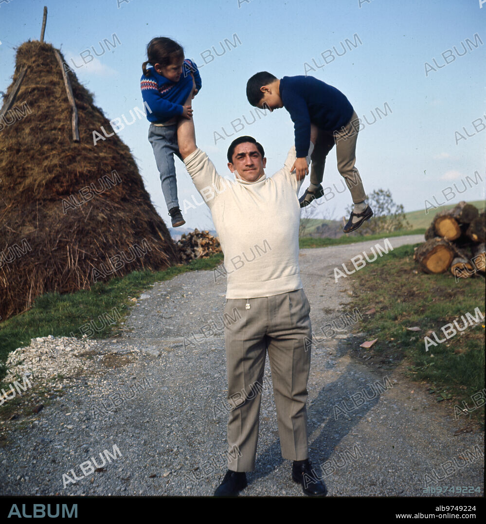 Cestona (Guipuzcoa), abril de 1969. Urtáin levanta a dos de sus hijos, José Manuel y  María Jesús.