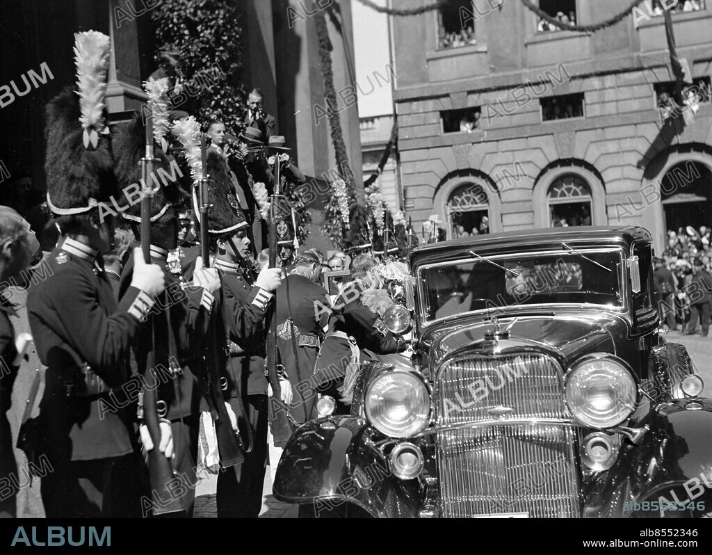 Stockholm 24 maj 1935 - 1935-05-24. Prinsessan Ingrids bröllop med Kronprins Frederik av Danmark - som sedermera blev drottning Ingrid och kung Frederik IX - på Slottsgården - Stockholms slott *** Local Caption *** 1935 - 19-31 maj. GT Royal - early days. KAMERAREPORTAGE.