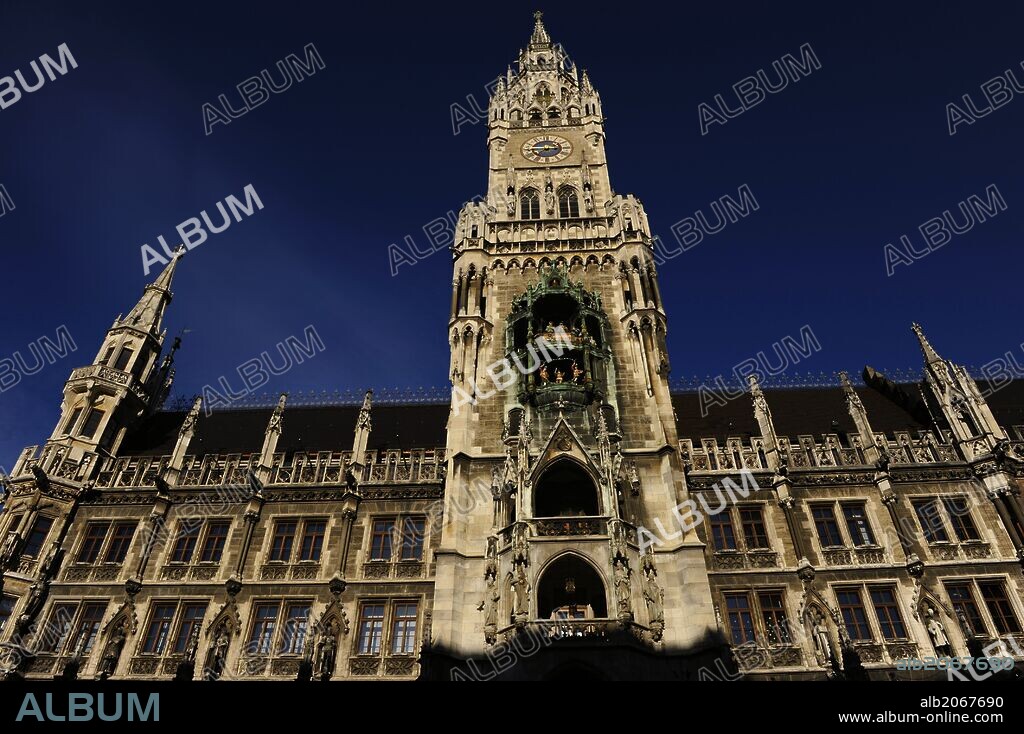 ALEMANIA. MUNICH. El Nuevo Ayuntamiento (Neues Rathaus). Edificio del ayuntamiento, ubicado en la Marienplatz. La obras de construcción se extendió desde 1867 hasta 1908 en tres fases. Es de estilo neogótico. Baviera. Europa.