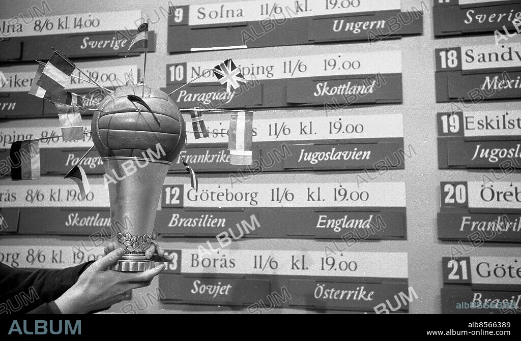 STOCKHOLM 1958-02.. Anm. Lennart Hyland presenterar de närvarande representanterna för FIFA. Sven Jerring drar lotter. Spelordning visas med skyltar. Holger Bergérus läser upp var olika grupper skall spela. Speltider och spelplatser för olika lag sätts upp på tavla. H Bergérus läser, L Hyland repeterar VM i fotboll 1958 Silverpokal Stadskyltar Landskyltar sites: STOCKHOLM;SVERIGE.