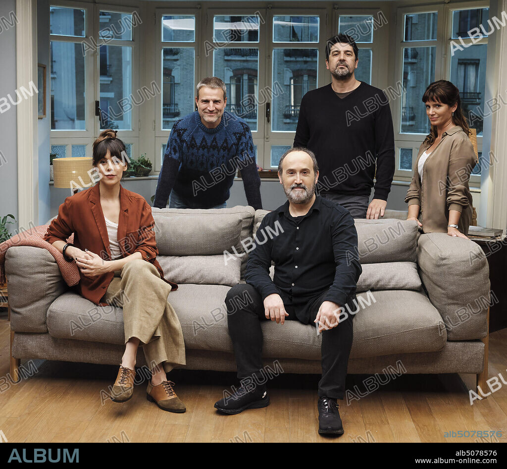 ALBERTO SAN JUAN, BELEN CUESTA, CESC GAY, GRISELDA SICILIANI and JAVIER CAMARA in THE PEOPLE UPSTAIRS, 2020 (SENTIMENTAL), directed by CESC GAY. Copyright IMPOSSIBLE FILMS/ICEC/MOVISTAR+/RTVE/SINTIMENTALFILM/TV3.