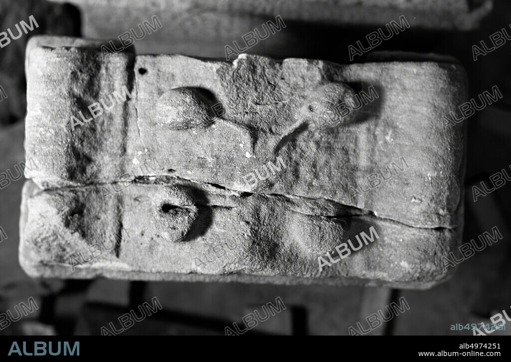 Altar with niche. Sandstone. Nehalennia sitting, with a basket of fruit on either side. Right and left: horn of plenty. Back: curtain. On top: 2 apples at the back, 2 pears at the front. Restored from 3 parts., Altar, stone, sandstone, 78 x 42.5 x 23 cm, 163 kg, roman 150-250, the Netherlands, Zeeland, Noord-Beveland, Colijnsplaat, Oosterschelde.