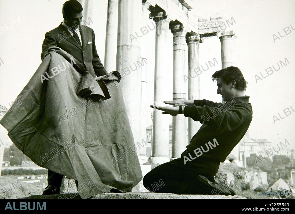 ANTONIO ORDOÑEZ. ORDOÑEZ , ANTONIO. MATADOR DE TOROS ESPAÑOL. RONDA 1932 - 1998. JUNTO A ANTONIO GADES EN ROMA. 1961.