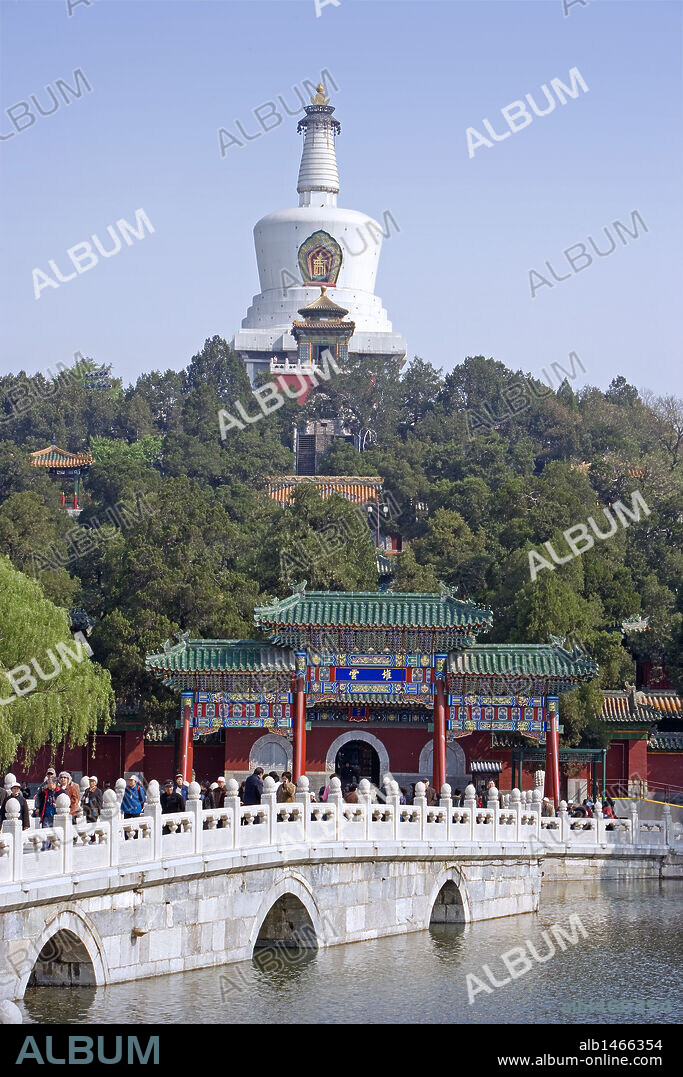 Vista de un PUENTE y la PAGODA BLANCA (BAI TA). PARQUE BEIHAI (PARQUE MAR DEL NORTE). PEKIN (BEIJING). China.