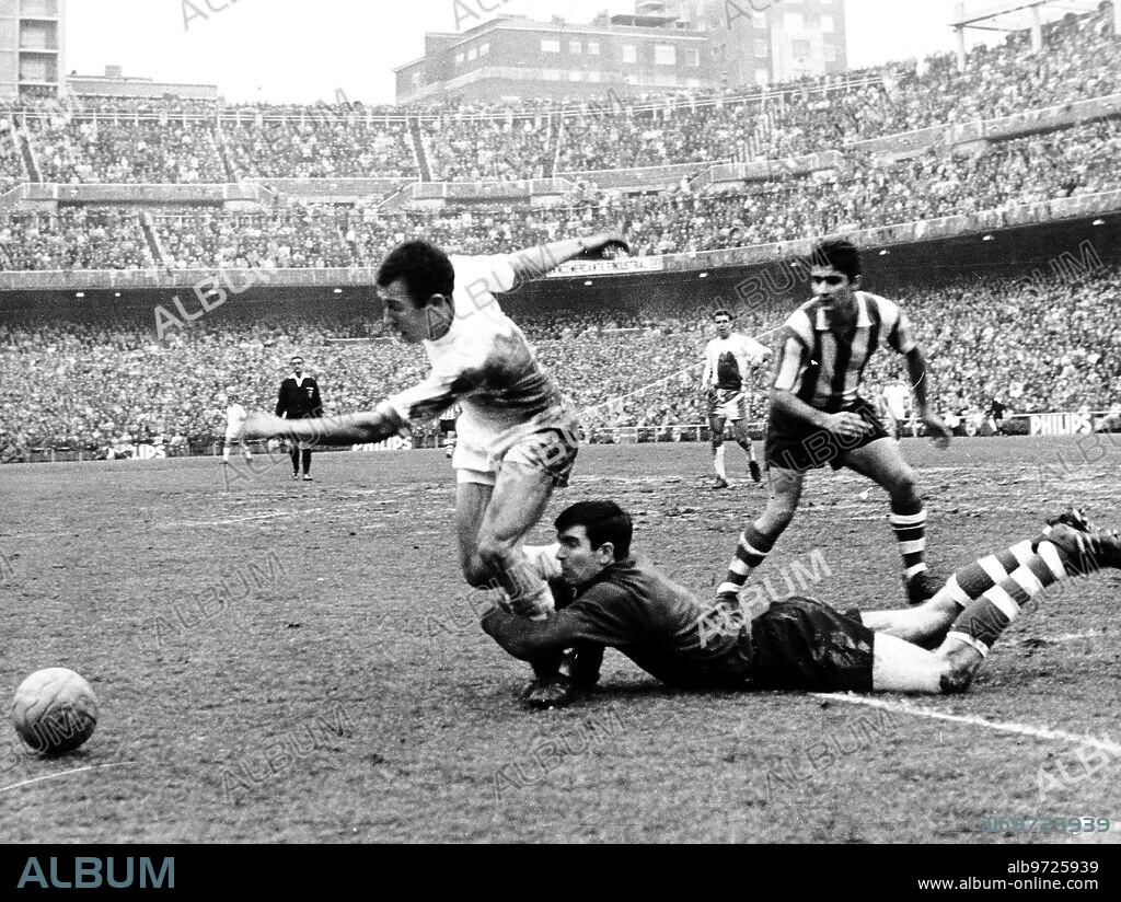 Madrid, 11/02/1968. Penalty no sancionado por el colegiado de Iríbar a Amancio en partido de la Liga 1967-1968 disputado entre el Real Madrid y el Athletic Club de Bilbao en el Santiago Bernabéu.