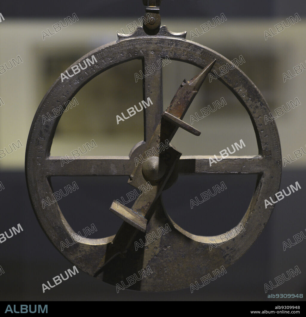 Astrolabio "Aveiro". Instrumento náutico de origen portugués, datado en el año 1575. Fue encontrado en 1944 entre los restos de una embarcación que naufragó en la Ría de Aveiro (Portugal). Museo de Marina. Lisboa. Portugal.