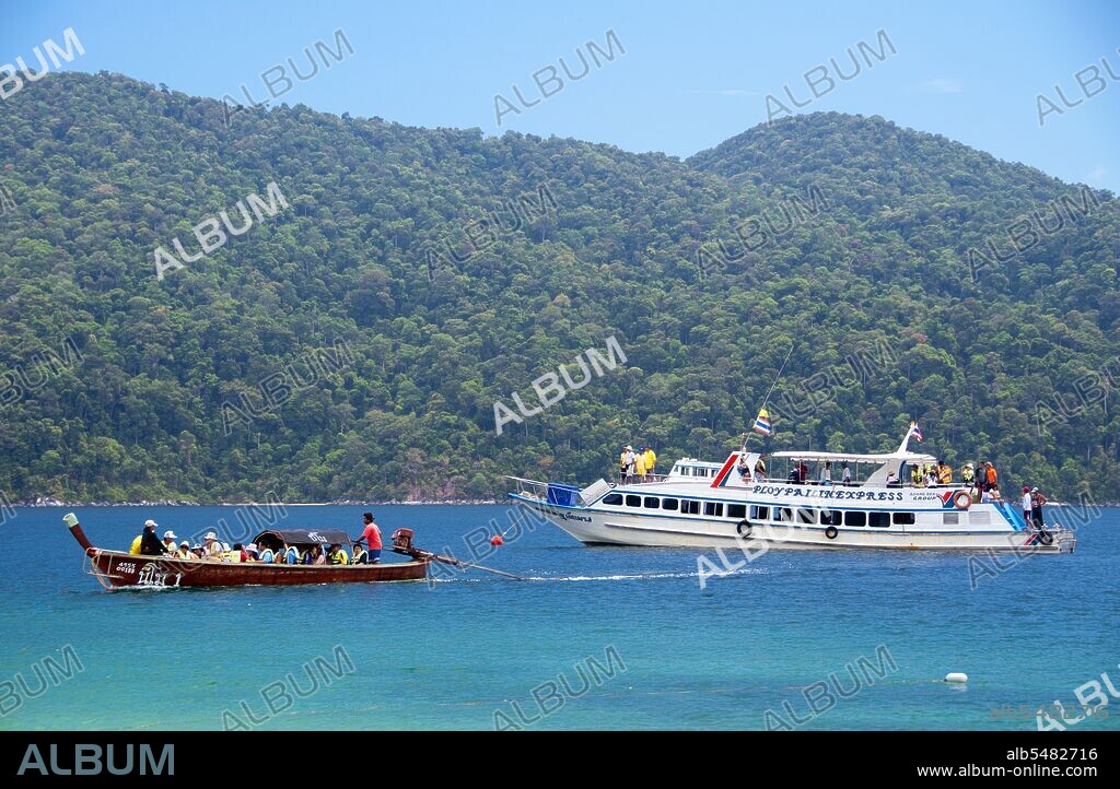 Ko Rawi is the second largest island in the Adang-Rawi group which is itself part of the Ko Tarutao Marine National Park. It has an area of about 29 sq km (11. 5 sq miles) and lies just 10km (6 miles) to the west of Ko Adang. Ko Tarutao Marine National Park consists of 51 islands in two main groups scattered across the Andaman Sea in southernmost Thailand. Just seven of the islands are of any size, including Ko Tarutao in the east, and Ko Adang-Ko Rawi to the west. Just 5 miles (8km) to the south lies the marine frontier with Malaysia’s celebrated Langkawi Archipelago. Tarutao is world-famous for its pristine diving sites, rich marine life and outstanding natural beauty. Covering a broad area of 575 sq miles (1490 sq km), Tarutao became Thailand’s second national marine park in 1974. Because of the location of the islands so far out to sea, the park is only safely accessible during the northeast monsoon between November and April.