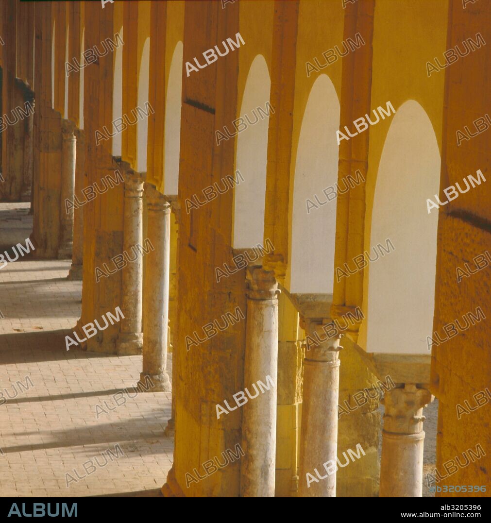 MEZQUITA DE CORDOBA. ARQUERIA DEL PATIO DE LOS NARANJOS DE LA MEZQUITA.  CORDOBA, ESPAÑA.