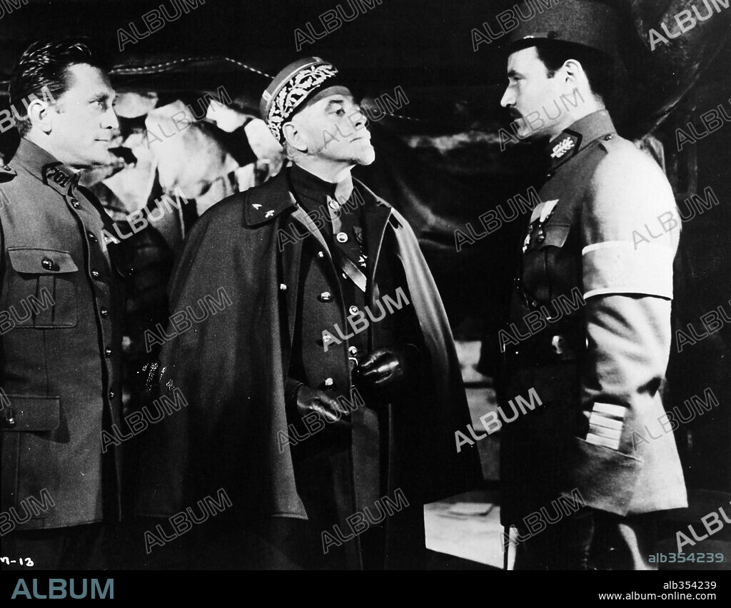 GEORGE MacREADY y KIRK DOUGLAS en SENDEROS DE GLORIA, 1957 (PATHS OF GLORY), dirigida por STANLEY KUBRICK. Copyright UNITED ARTISTS.