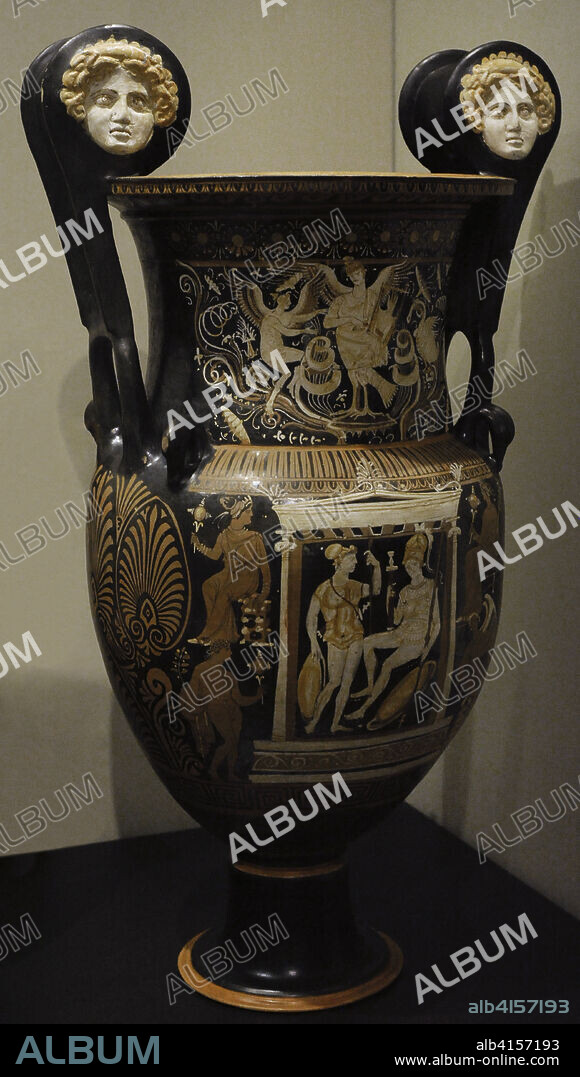 Crátera griega dedicada a un guerrero muerto. Realizada por el Pintor de Baltimore, 340-320 a.C. Representación del guerrero difunto con sus armas y un efebo en el interior de un naiskos. Cuatro figuras oferentes situadas a los lados del templete, dos varones desnudos y dos mujeres. Una sirena canta y le espera para iniciar el tránsito al más allá. En el cuello, una sirena sobre un gran cáliz floral tocando la cítara junto a Eros en un jardín paradisíaco. En las asas, Górgonas. Procedente de Apulia (Italia). Museo Arqueológico Nacional. Madrid. España.