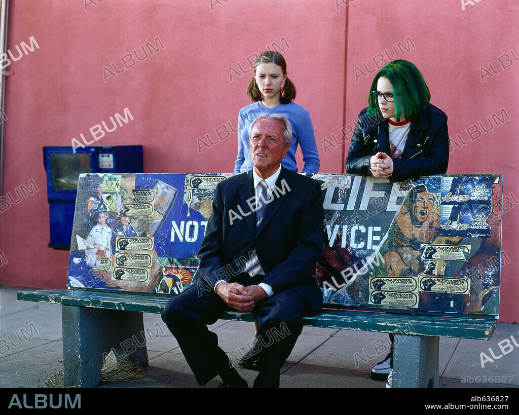 SCARLETT JOHANSSON and THORA BIRCH in GHOST WORLD, 2001, directed by TERRY ZWIGOFF. Copyright UNITED ARITSTS / BENNETT, TRACY.