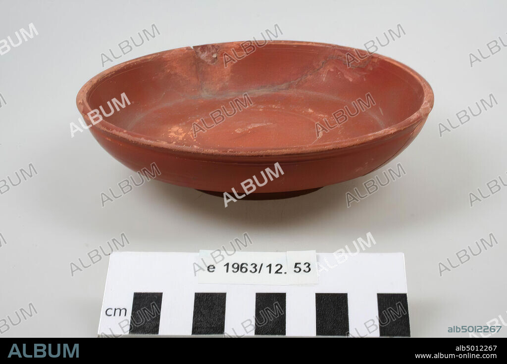 Plate of terra sigillata, form Drag. 18, with stamp MANDVIL.M. (Manduilus, La Graufesenque, Claudius-Vespasian). Various glueing and additions, piece of the rim is missing, plate, earthenware, terra sigillata, h: 4.5 cm, diam: 16.5 cm, Roman 41-79 AD, Netherlands, Gelderland, Geldermalsen, Geldermalsen, France.