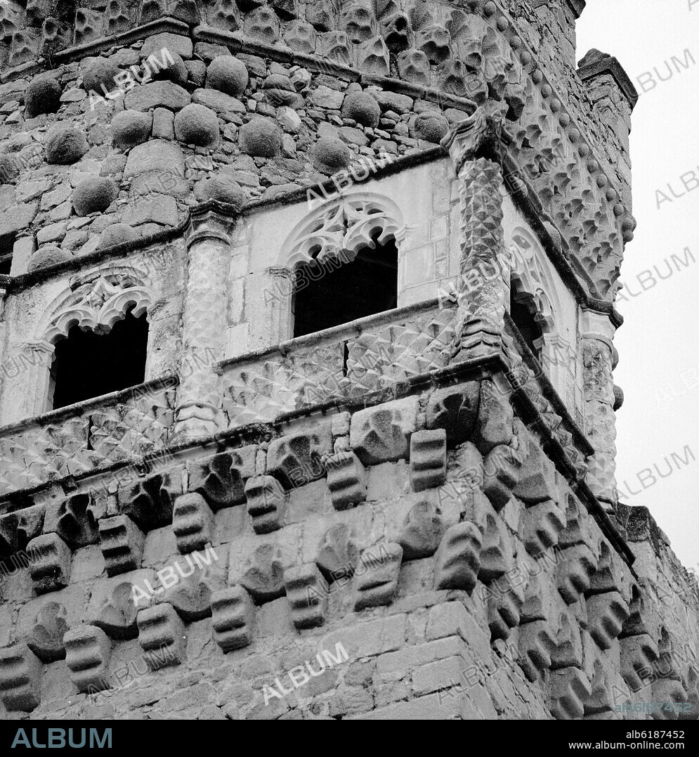 JUAN GUAS. VENTANAS DE LA GALERIA GOTICA DEL CASTILLO DE MANZANARES EL REAL - SIGLO XV - FOTOGRAFIA EN BLANCO Y NEGRO - AÑOS 60.