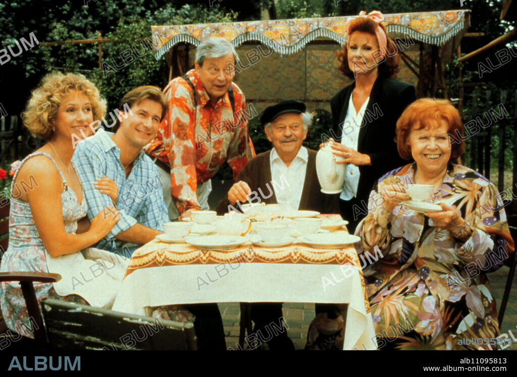THREE LADIES FROM THE GRILL / GABRIELE SCHRAMM - Margot Färber / RALF LINDERMANN - Kalle Schuhmacher / PETER SCHIFF - Otto Krause / GERHARD WOLLNER - Vater Mangold / EVELYN GRESSMANN - Edeltraut Krüger / BRIGITTE MIRA - Margarete Färber / Headline: THREE LADIES FROM THE GRILL.