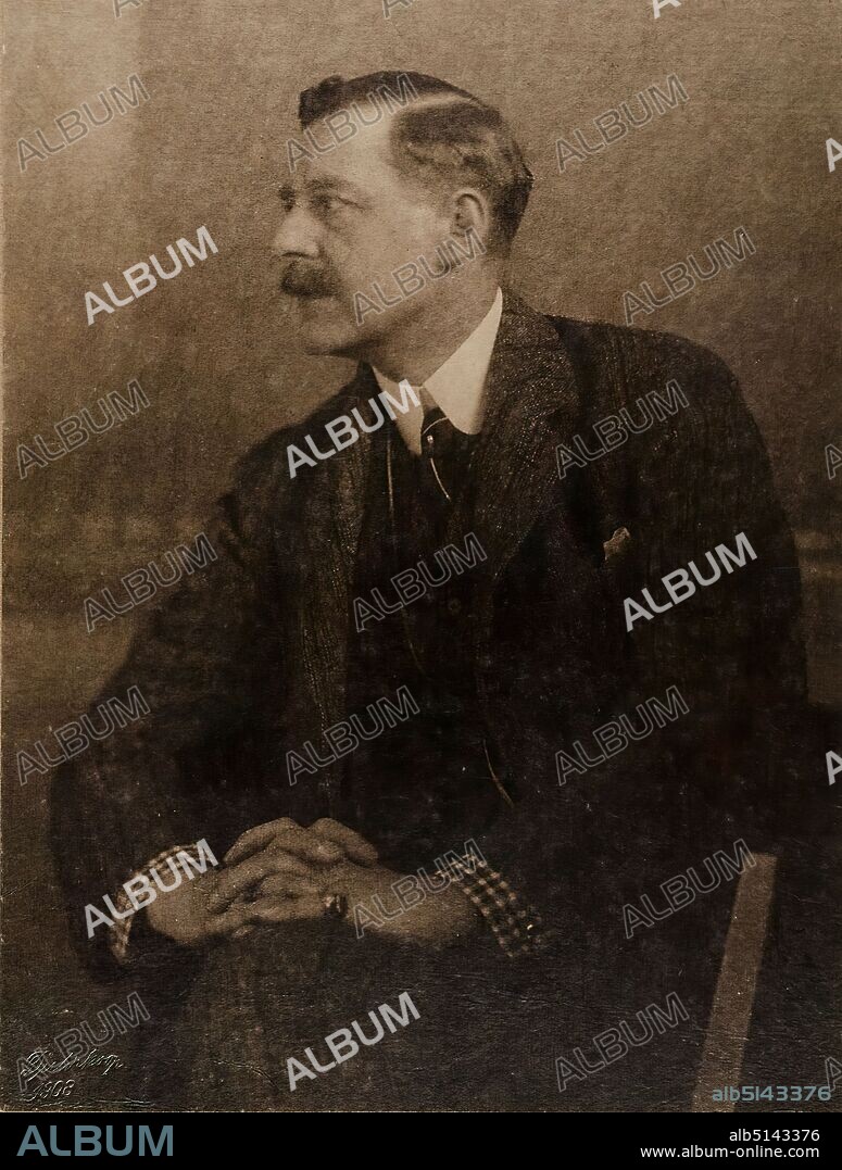 Rudolph Dührkoop, Peter Behrens, paper, platinum printing, image size: height: 21.00 cm; width: 15.80 cm, dry stamp: recto and left: Dührkoop, 1908, stamp: verso and on the cardboard: inventory stamp of the State Picture Office Hamburg, inscribed and dated: recto and re on the cardboard handwritten in lead: R. DÜHRKOOP; verso and handwritten in lead: Maße, Professor Peter Behrens, April 1908, portrait photography, half-figure portrait, architect, artist, man, sitting figure, Peter Behrens.