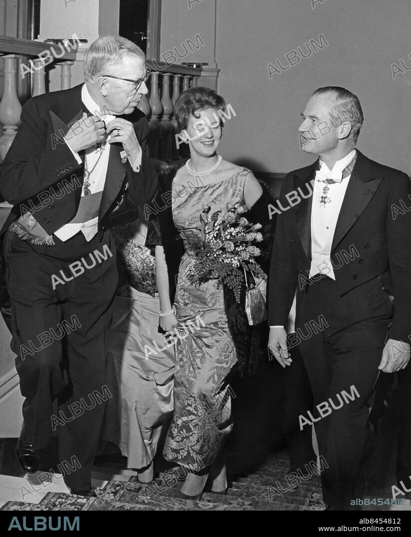 STOCKHOLM 19640115 . Danska kronprinsessan Margrethe besöker Stockholm och Svensk-engelska Föreningen. Margrethe flankeras av svenske kungen Gustaf VI Adolf (t.v.) och bankdirektör Lars-Erik Thunholm.. Foto: Freddy Lindström / TT / Kod: 1047.