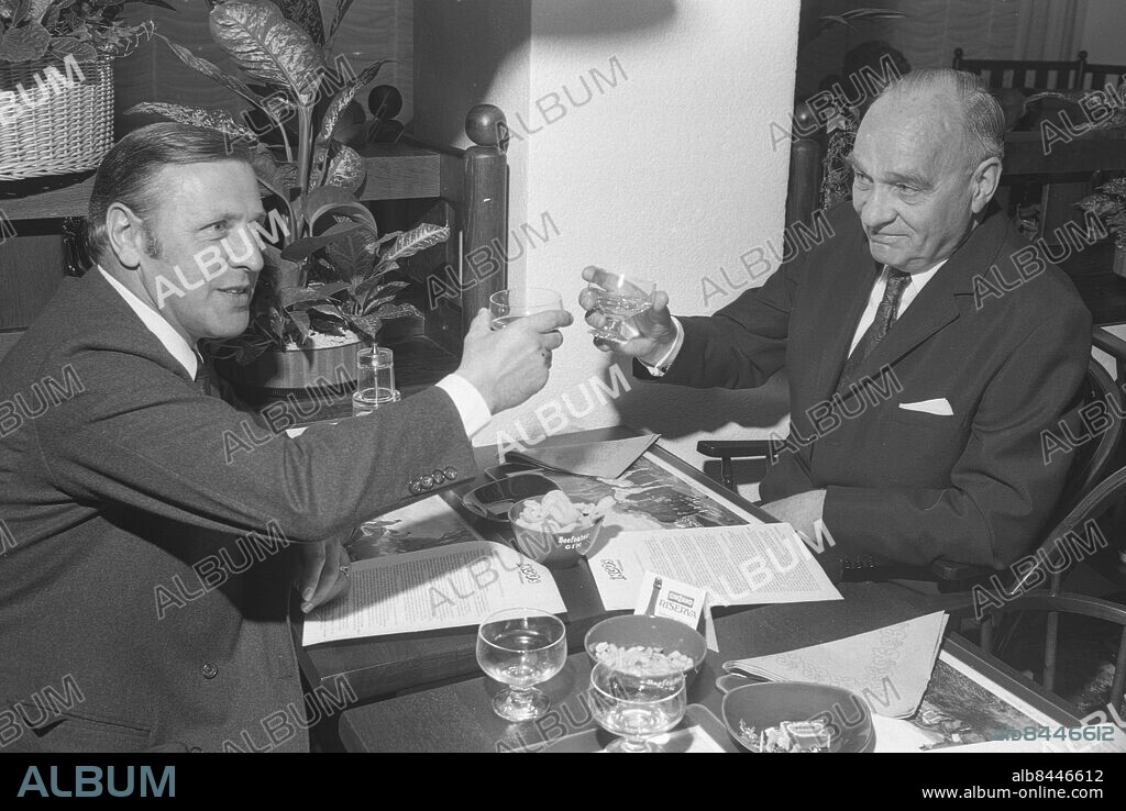 GÖTEBORG 1972-05-16.. Invigning av Ingemar Johanssons restaurang, Ingos, som låg vid Drottningtorget. Här skålar Ingemars promotor Edwin Ahlquist (th) med okänd herre. Foto: Bror Augustsson / Kamerareportage / TT / Kod: 2524.