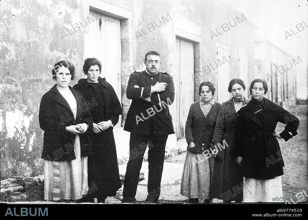 1921. El naufragio Del "santa Isabel"
el segundo oficial Rodeado de Algunos Supervivientes.
(Foto. Ksado.