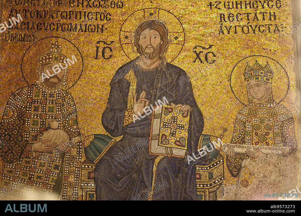 mosaico de la virgen Maria con el niño en brazos, flanqueada por el emperador Juan II Comneno y la emperatriz Irene.Galeria sur.Santa Sofia , iglesia de la santa sabiduria,siglo VI.Sultanahmet. Estambul.Turquia. Asia.