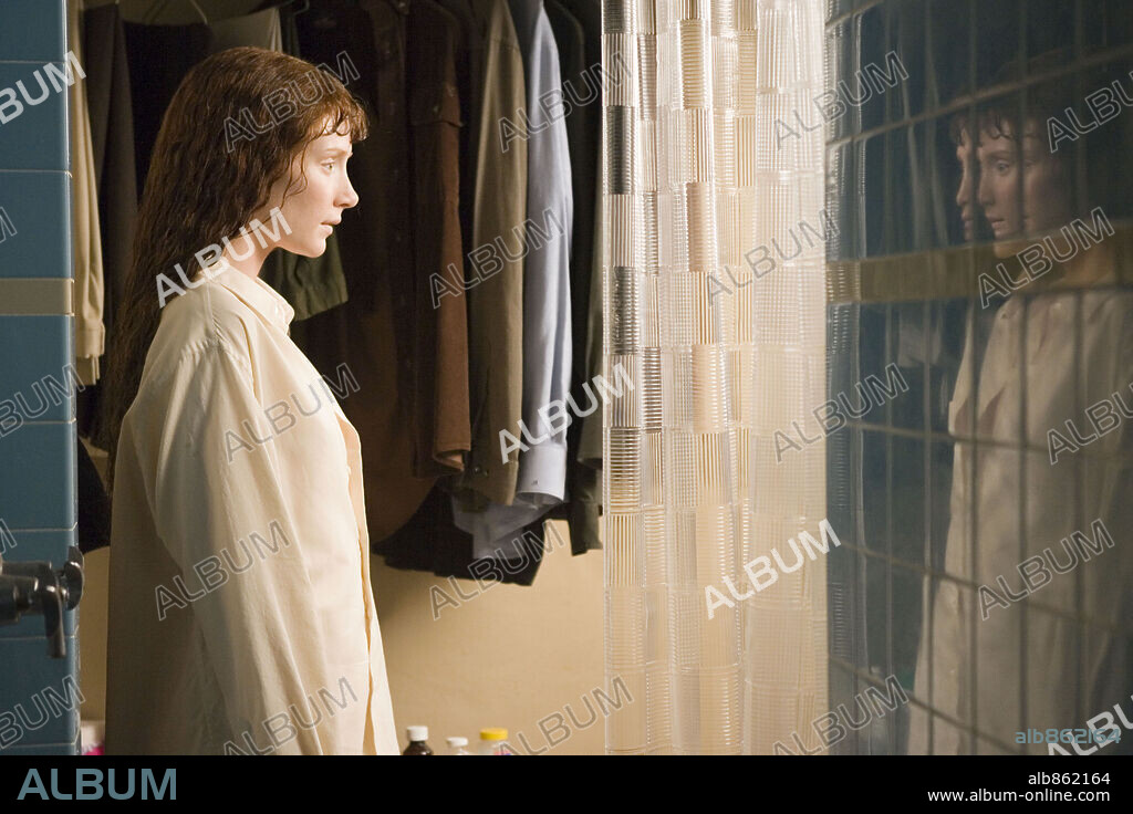 BRYCE DALLAS HOWARD en LA JOVEN DEL AGUA, 2006 (LADY IN THE WATER), dirigida por M. NIGHT SHYAMALAN. Copyright WARNER BROS. PICTURES / MASI, FRANK.