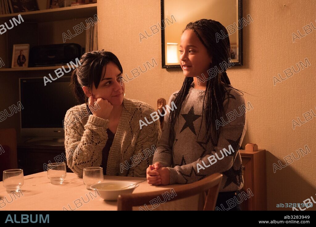 BRIANA SHANN et HAYLEY SQUIRES dans I, DANIEL BLAKE, 2016, réalisé par KEN LOACH. Copyright BBC/BFI/LES FILMS DU FLEUVE/SIXTEEN FILMS/WHY NOT PROD/WILD.