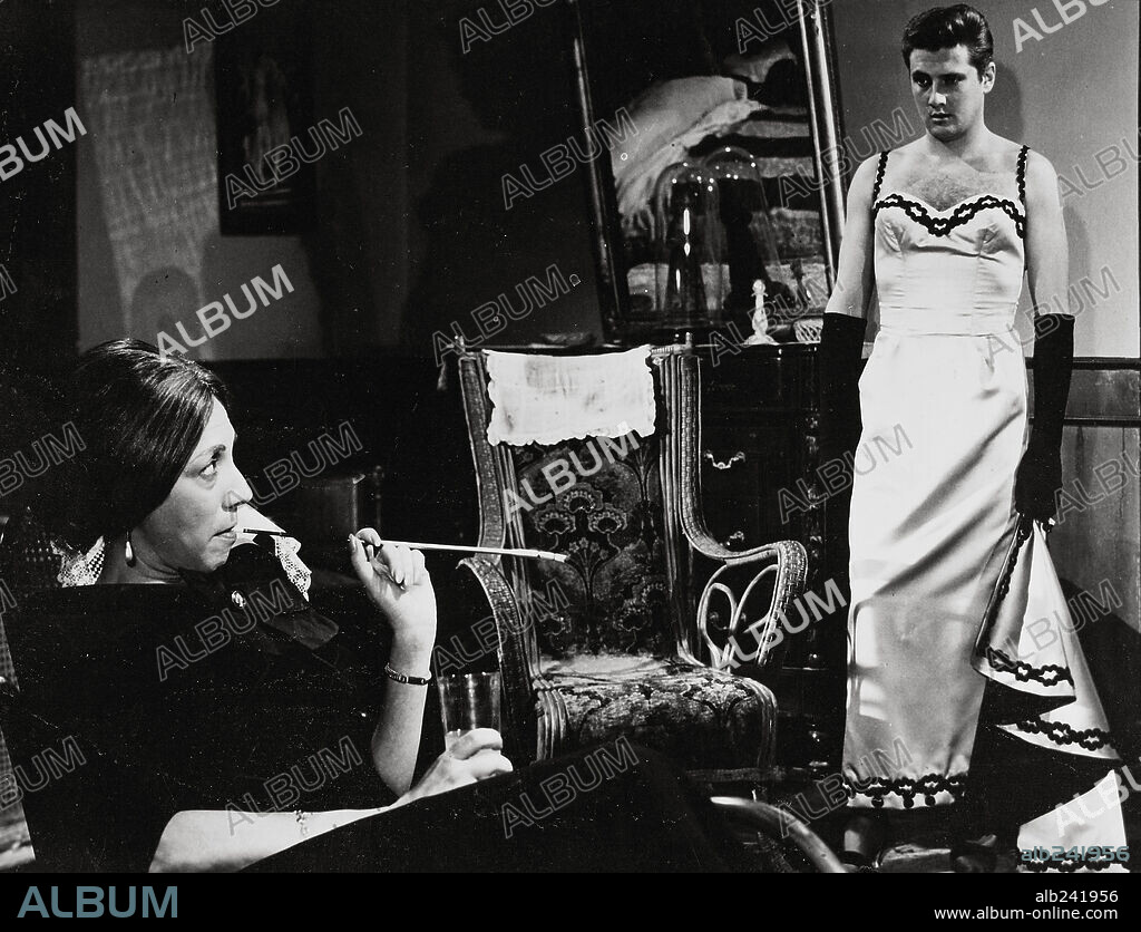 CARLOS LARRAÑAGA y TOTA ALBA en EL EXTRAÑO VIAJE, 1964, dirigida por FERNANDO FERNAN GOMEZ. Copyright IZARO FILMS.