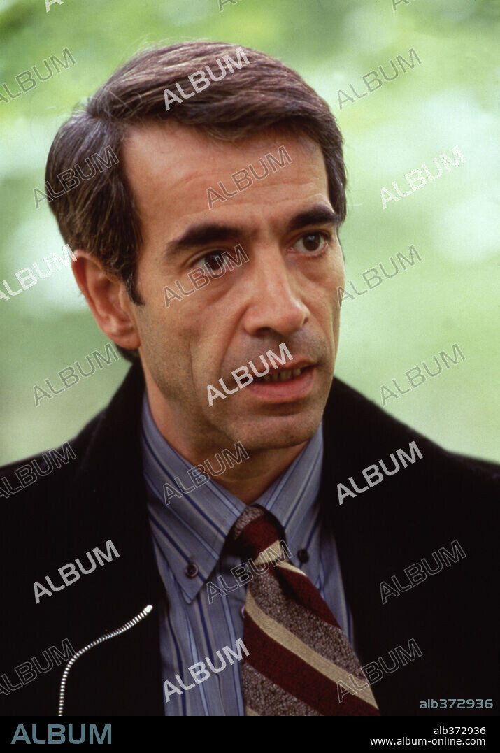 IMANOL ARIAS in LA VOZ DE SU AMO, 2001, directed by EMILIO MARTINEZ-LAZARO. Copyright LOLAFILMS.