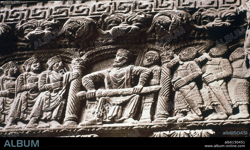 RELIEVE DE CARLOMAGNO Y LOS PADRES DE FRANCIA EN LA FACHADA DE LA IGLESIA DE SAINT TROPHINE.