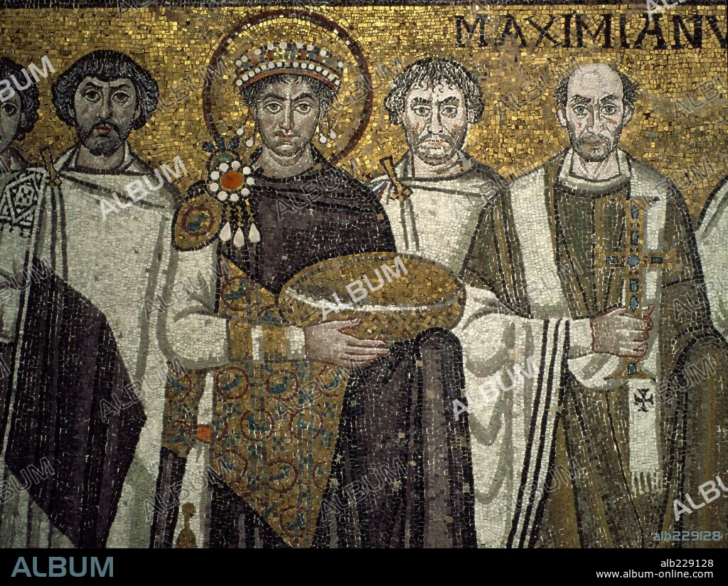 El emperador Justiniano (483-565) sostiene la patena y el arzobispo Maximiano de Pola que consagró, mosaico.