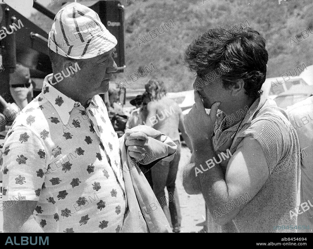 USA 1974-06-29. Programledaren Lennart Hyland träffar Peter Falk, Columbo i svensk TV, under "Häng med"-resan med jorden-runt-vinnarna . Foto: SvD / TT / kod 12014.