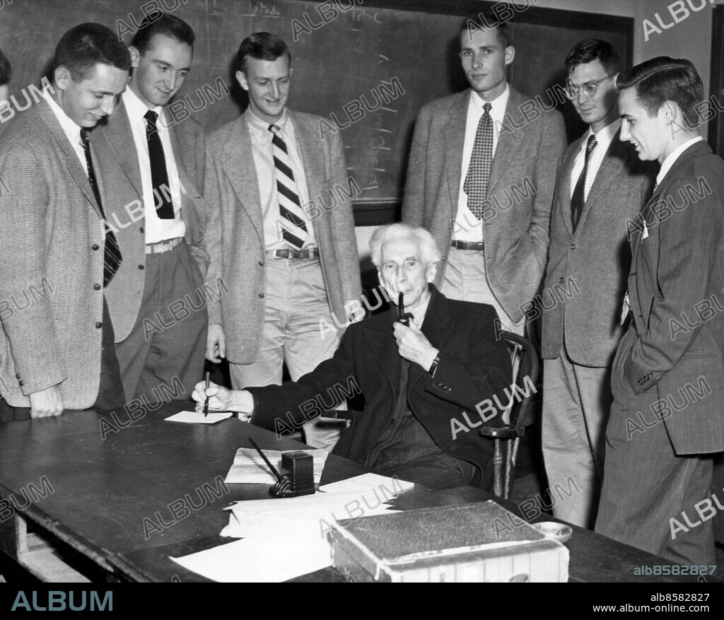 Orig. bildtext... BRITISH PHILOSOPHER WINNER OF NOBEL PRIZE. Princeton, N.J... Bertrand Russel (seated) seventyeight year old british philosopher, is pictured puffing on his pipe as he is congratulated by a group of Princeton University undergraduates today. The noted philosopher and mathematician, now on lecture tour in the United States, was the recipient of the 1950 Nobel prize for literature. The award was given to him in recognition of his many-sides writings, in which he appeared as a champion of humanity and freedom of thought. Orig. bildtext... LITTERATURPRISTAGAREN GRATULERAS. Den 78-årige Bertrand Russel, den brittiske filosofen, som fick årets Nobelpris i litteratur, ses här, blossande på sin pipa, ta emot gratulationer från unga studerande vid Princeton University, New Jersey, där Russel just nu håller föreläsningar. Anm. B. Russel, 1872-1970, brittisk filosof, matematiker och samhällskritiker. Han fick nobelpriset i litteratur 1950. Pipor Slipsar Författare Beundrare persons: BERTRAND RUSSELL sites: STORBRITANNIEN*;USA.