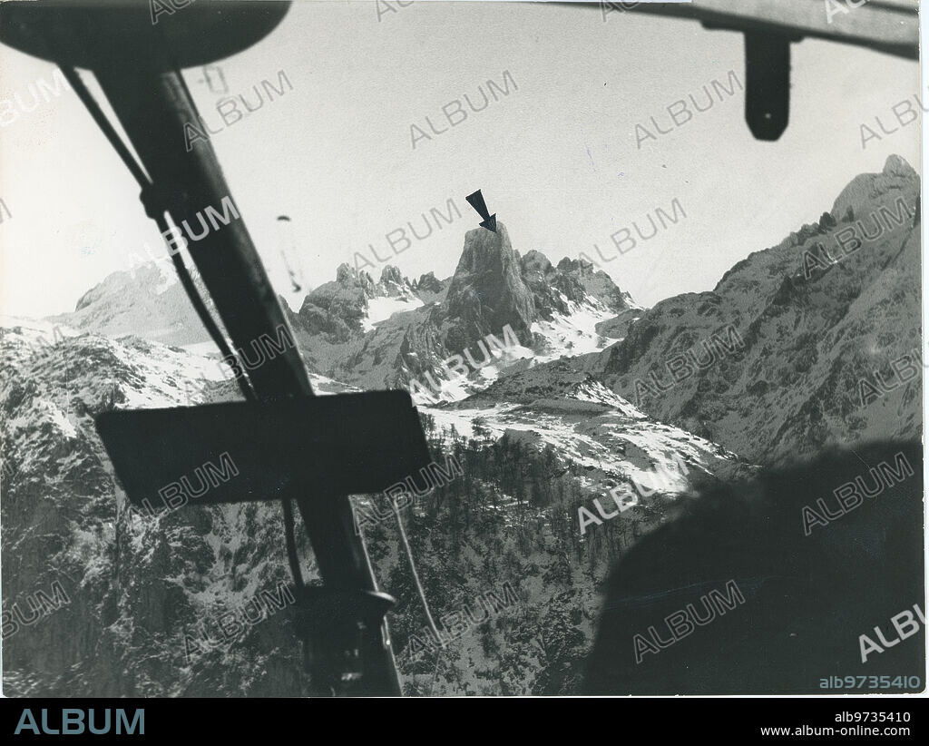 Naranjo de Bulnes (Asturias), febrero de 1970. Rescate de los alpinistas Gervasio Lastra y José Luis Arrabal. Vista aérea desde el helicóptero; en la flecha de la imagen aparece señalada la grieta en la que tuvieron que detener su ascensión los dos montañeros.