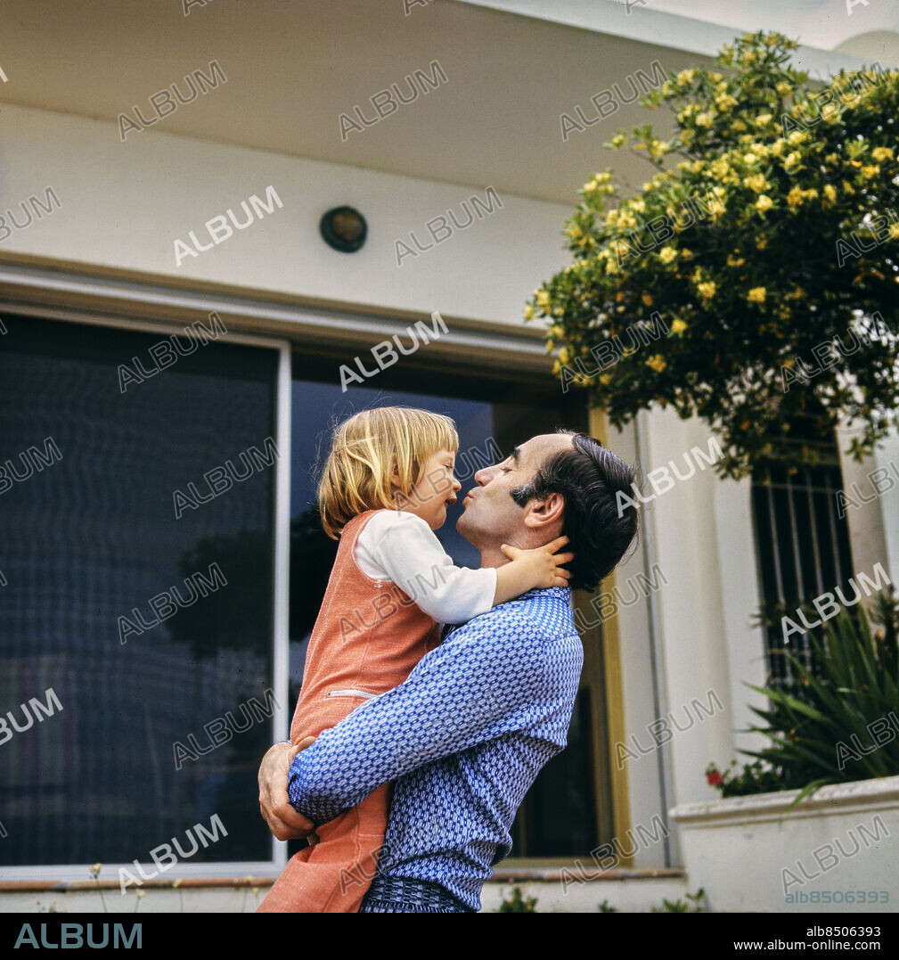 CANNES1973. French singer Charles Aznavour with his daughter Katia 1973 in Cannes, France.. Photo: Kary Lasch / TT News Agency / Code 4520.