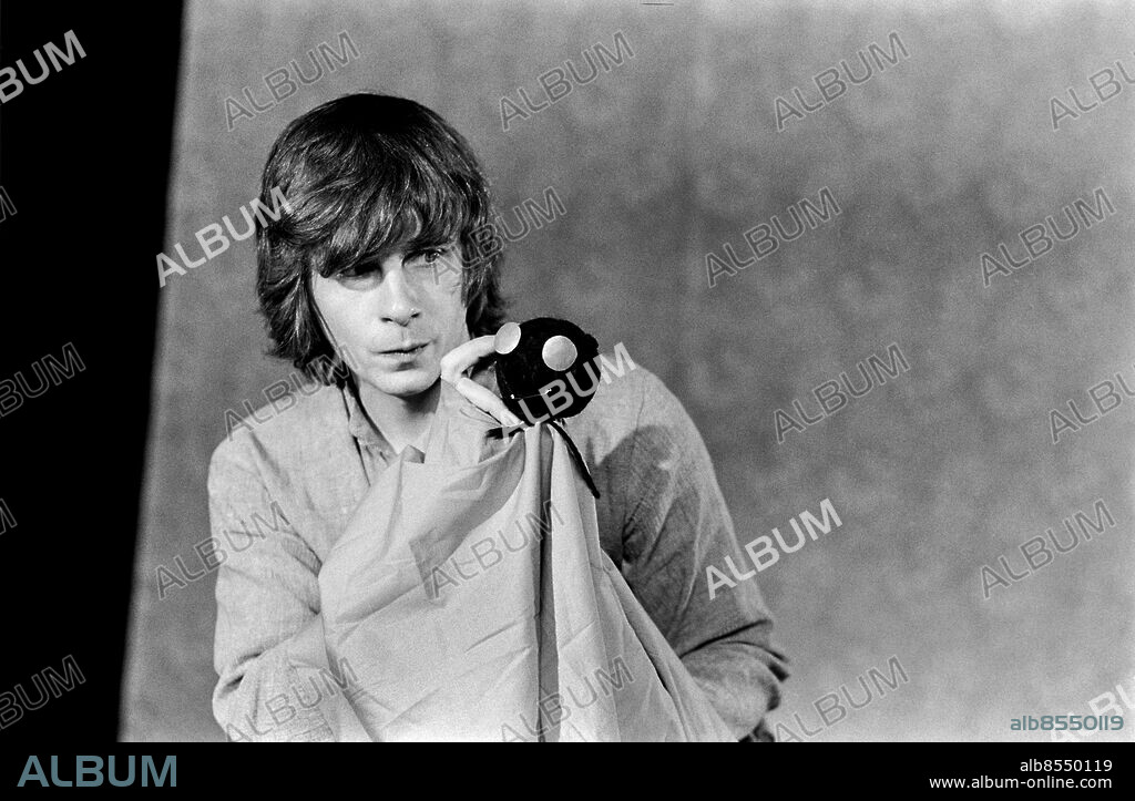 1971-11-20.. DET BARA HÄNDER. Barnprogram i TV av Staffan Westerberg och Lasse Dahlberg.. Sänt 1972-01-12.. Här ses Staffan Westerberg, regissör, dramatiker och skådespelare.. Foto: Bo-Aje Mellin / RiR / SVT / Kod: 5600. Notis publ. i RiR 3/72 sid. 21.. RiR 20316 sv/v neg.